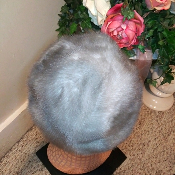 Vintage 50-60's, Silver/Gray Mink Jackie O Style Pill Box Hat, Designed By Nikki - Picture 9 of 13